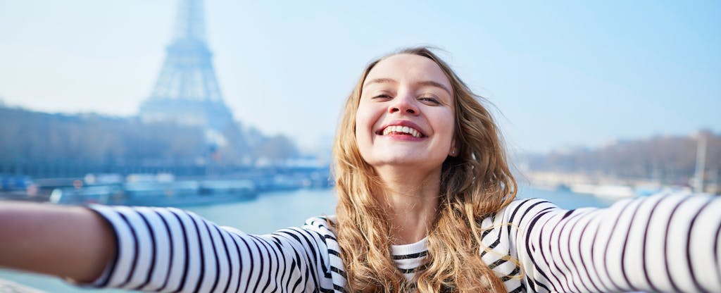 Young woman on vacation in Paris after finding the best travel card for her